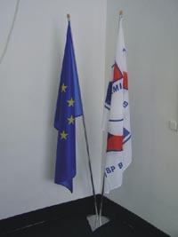 Interierový dvouramenný rohový stojan kovový - chrom na vlajku včetně vlajek ČR a EU 150×100 cm - ko