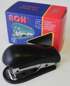 RON Mini sešívačka 702 - černá