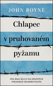 Chlapec v pruhovan&#233;m pyžamu
